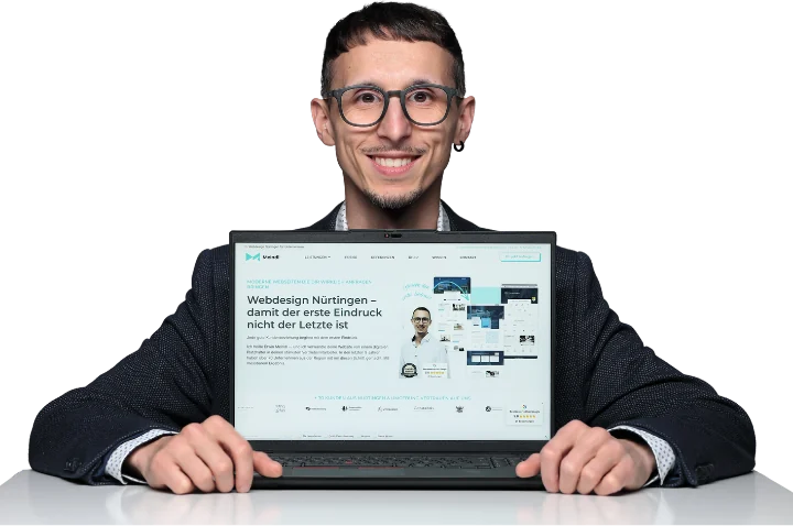 Erwin Meindl, Entwickler der Meindl Plugins, mit Laptop am Schreibtisch